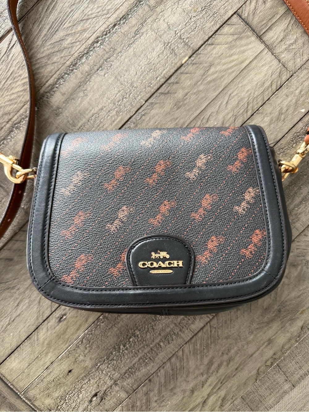 Coach Saddle Bag with Horse and Carriage, classic style!